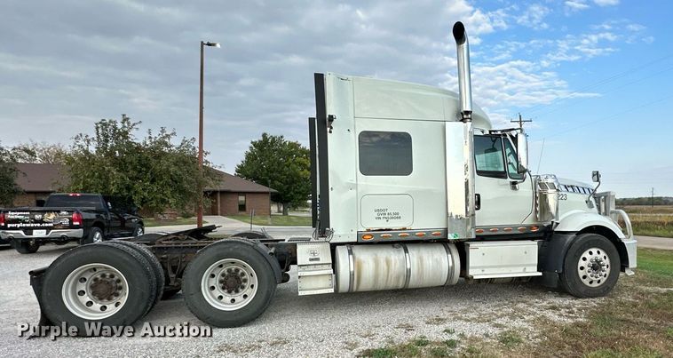 image for item DR2722 2015 International  Lonestar  semi truck