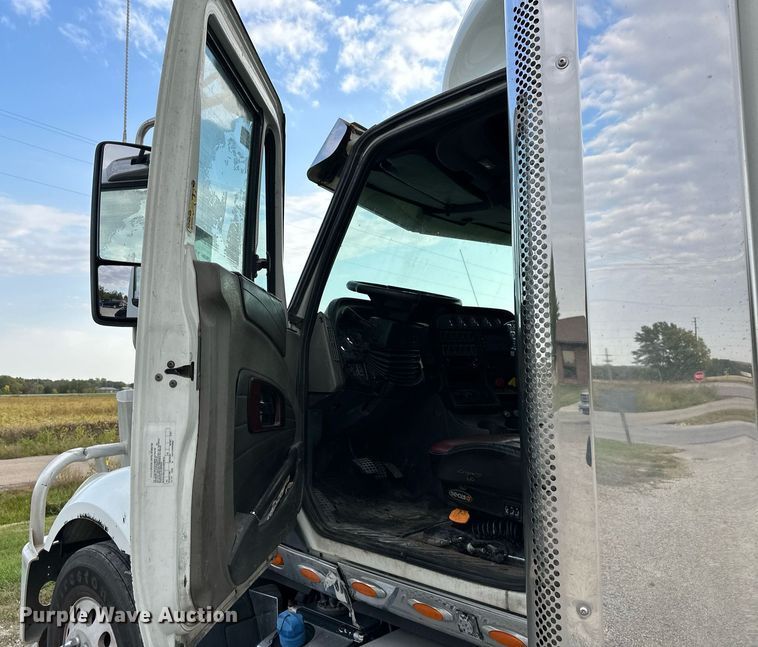 image for item DR2722 2015 International  Lonestar  semi truck