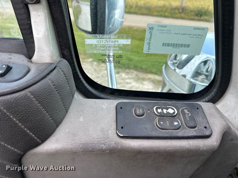 image for item DR2722 2015 International  Lonestar  semi truck