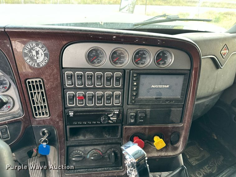 image for item DR2722 2015 International  Lonestar  semi truck