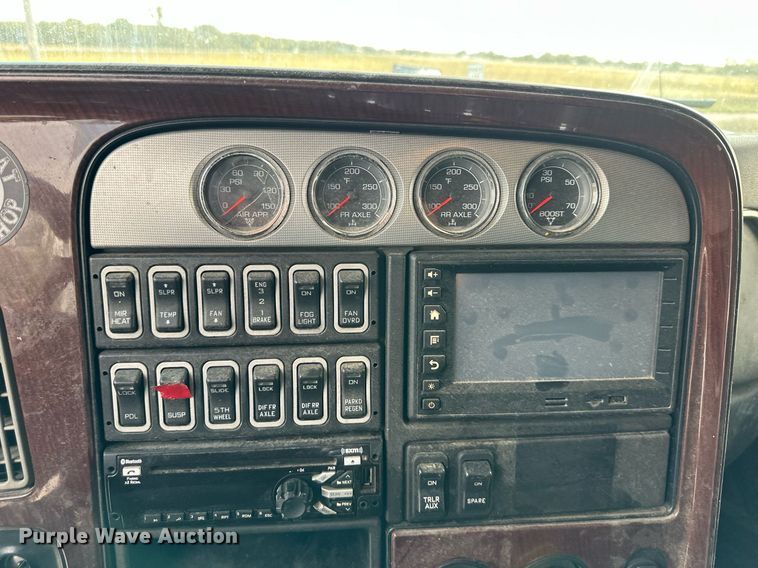 image for item DR2722 2015 International  Lonestar  semi truck