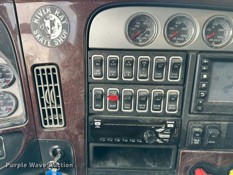 image for item DR2722 2015 International  Lonestar  semi truck