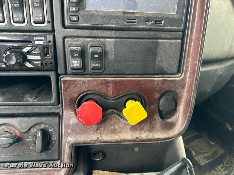 image for item DR2722 2015 International  Lonestar  semi truck