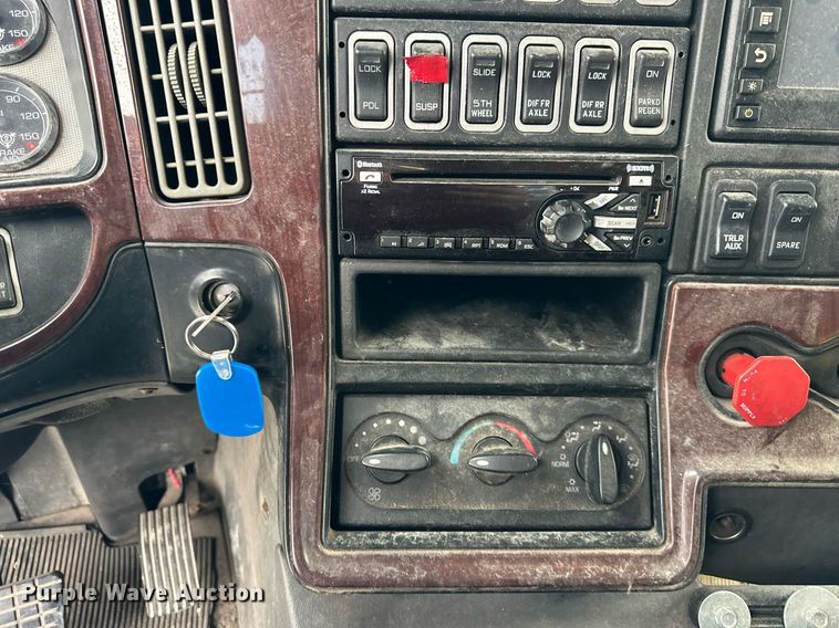 image for item DR2722 2015 International  Lonestar  semi truck