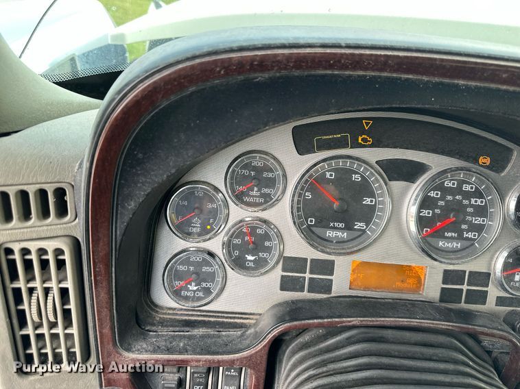 image for item DR2722 2015 International  Lonestar  semi truck