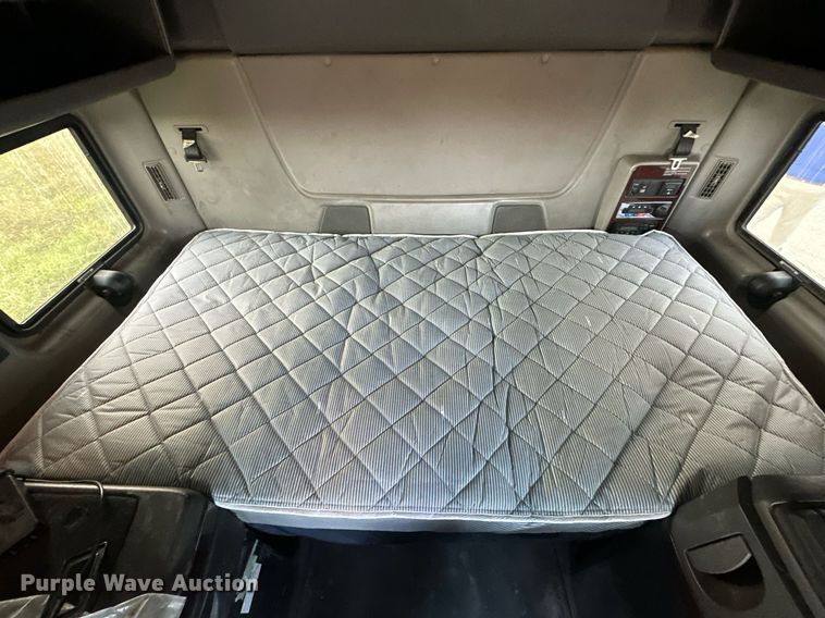 image for item DR2722 2015 International  Lonestar  semi truck