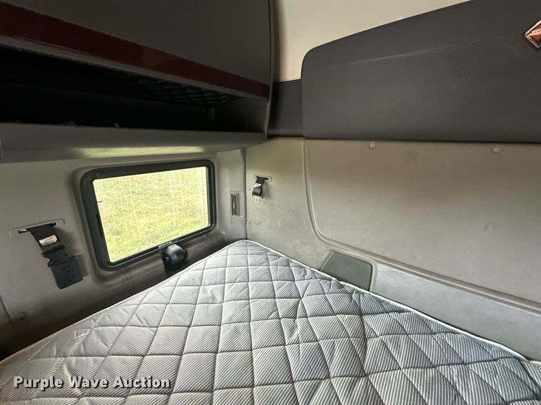 image for item DR2722 2015 International  Lonestar  semi truck