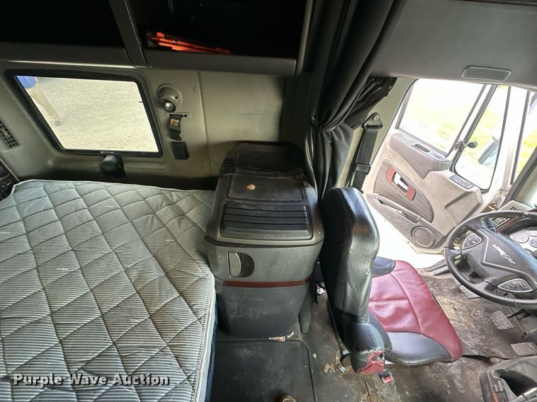 image for item DR2722 2015 International  Lonestar  semi truck