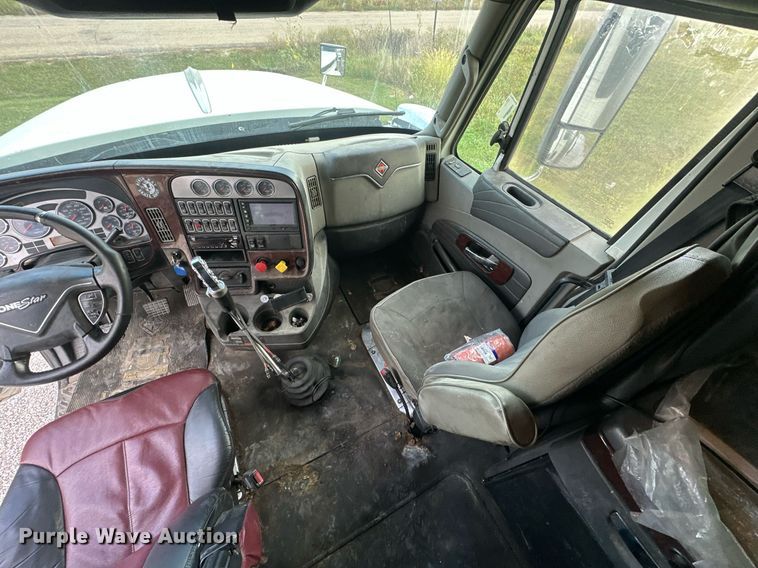 image for item DR2722 2015 International  Lonestar  semi truck