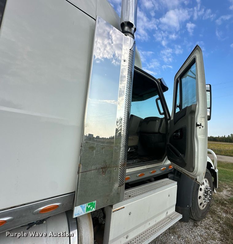 image for item DR2722 2015 International  Lonestar  semi truck