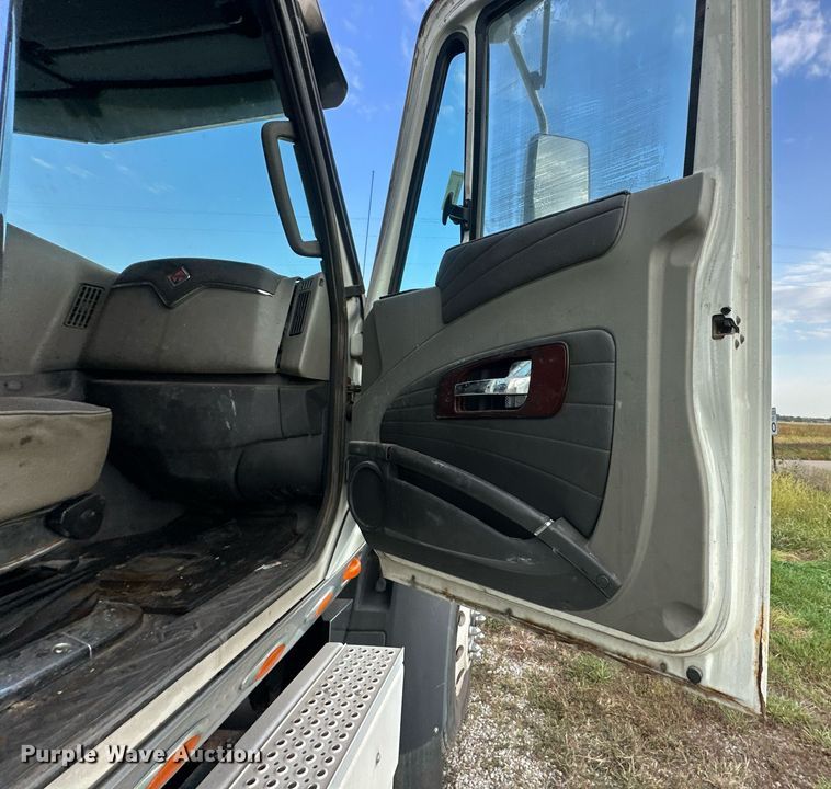 image for item DR2722 2015 International  Lonestar  semi truck