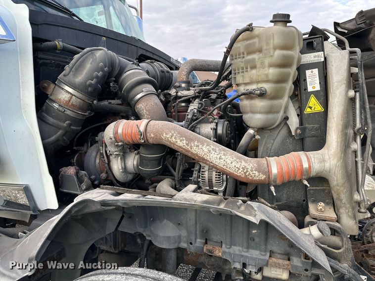 image for item DR2722 2015 International  Lonestar  semi truck