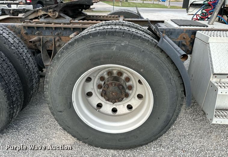 image for item DR2722 2015 International  Lonestar  semi truck