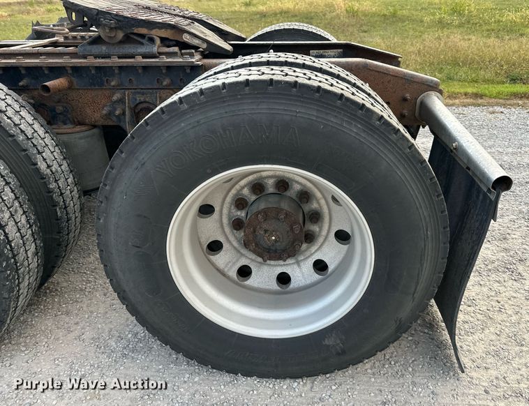 image for item DR2722 2015 International  Lonestar  semi truck