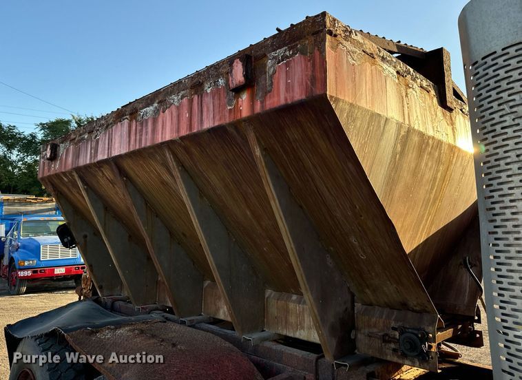 image for item DT2029 2000 Mack  RD690S spreader truck