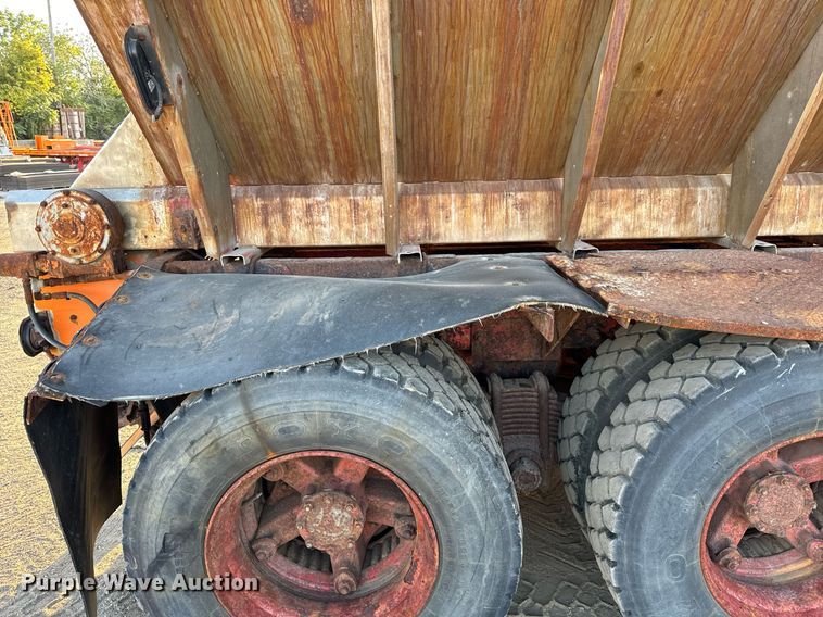 image for item DT2029 2000 Mack  RD690S spreader truck