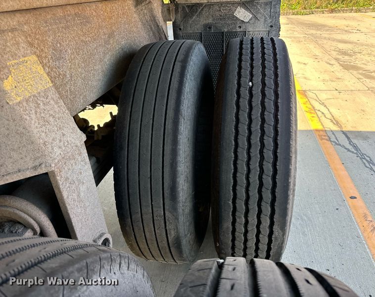 image for item DT2036 1999 Hilbilt end dump trailer