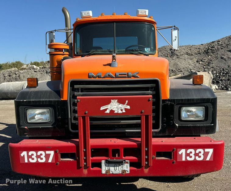 image for item DT2039 2003 Mack  RD688S semi truck