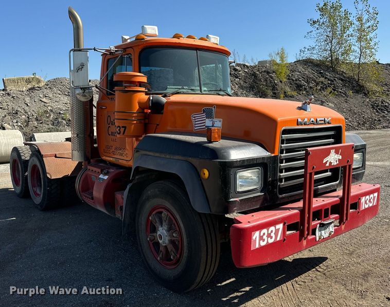 image for item DT2039 2003 Mack  RD688S semi truck