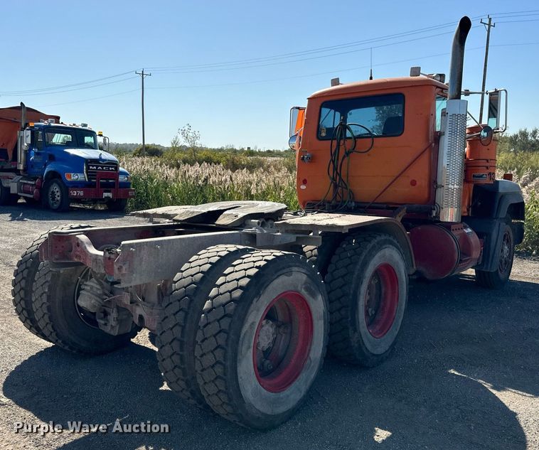 image for item DT2039 2003 Mack  RD688S semi truck