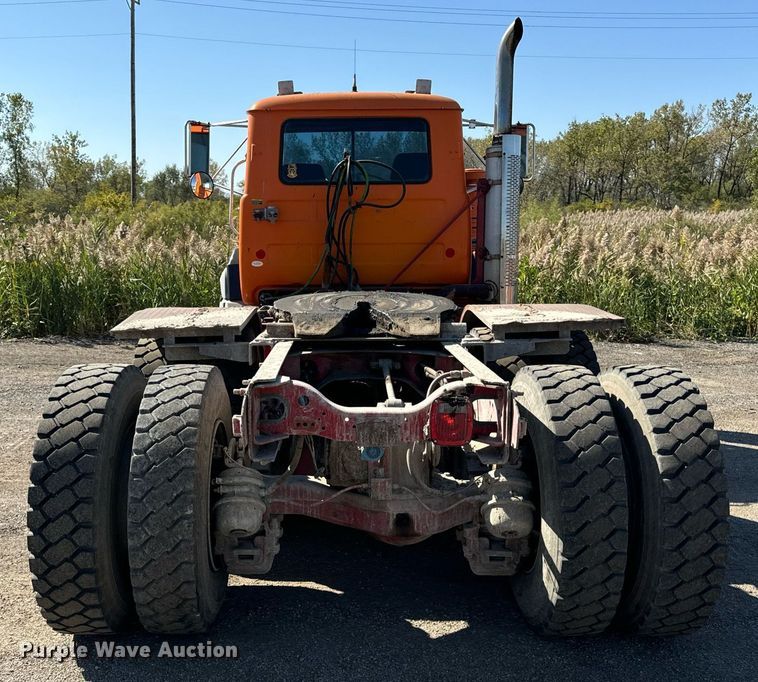 image for item DT2039 2003 Mack  RD688S semi truck