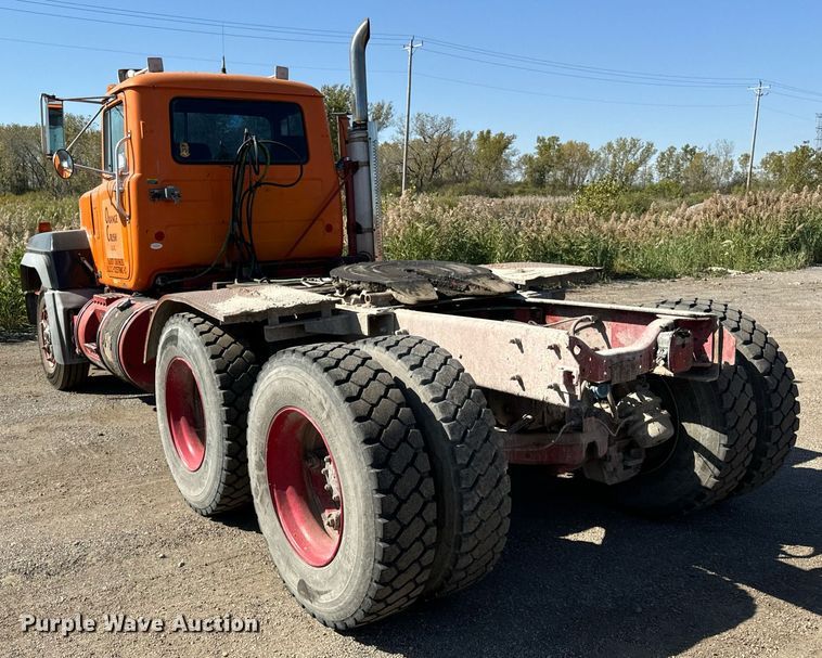 image for item DT2039 2003 Mack  RD688S semi truck