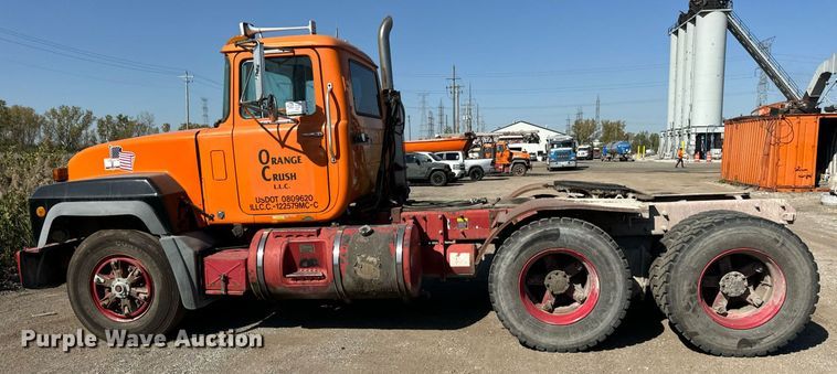 image for item DT2039 2003 Mack  RD688S semi truck