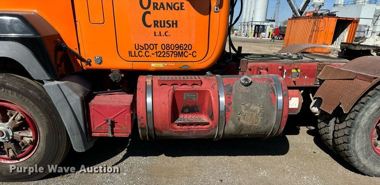 image for item DT2039 2003 Mack  RD688S semi truck