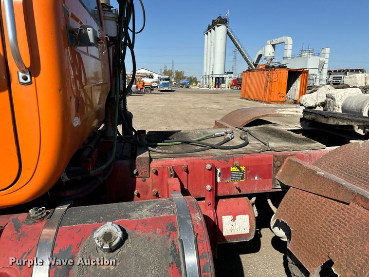 image for item DT2039 2003 Mack  RD688S semi truck