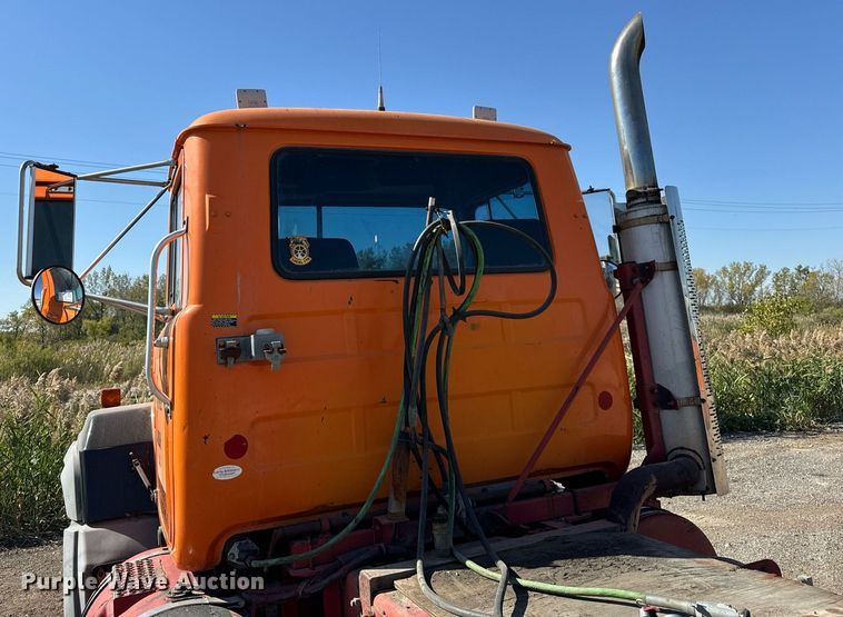 image for item DT2039 2003 Mack  RD688S semi truck