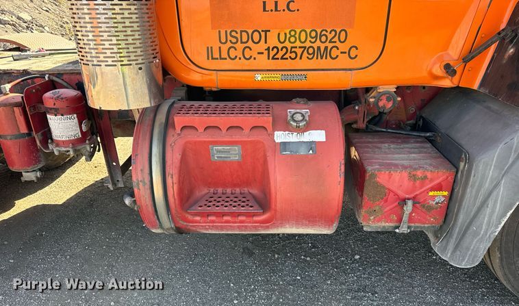 image for item DT2039 2003 Mack  RD688S semi truck