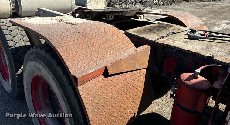 image for item DT2039 2003 Mack  RD688S semi truck