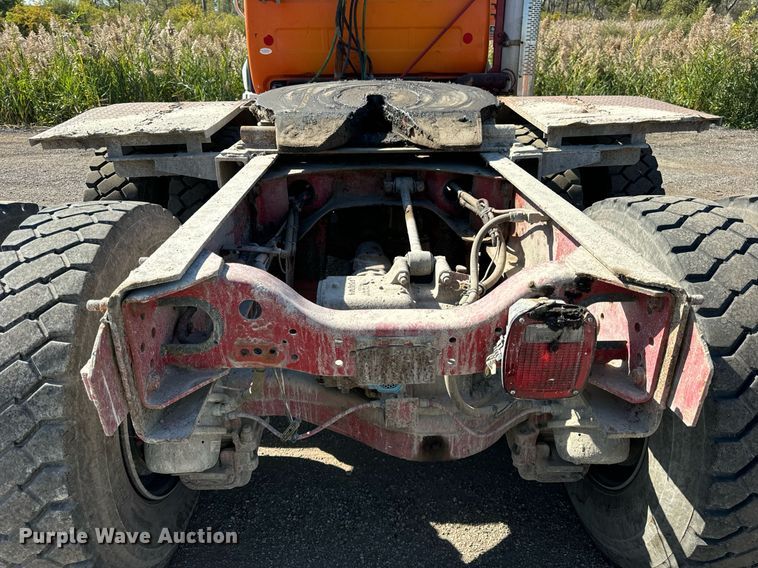 image for item DT2039 2003 Mack  RD688S semi truck