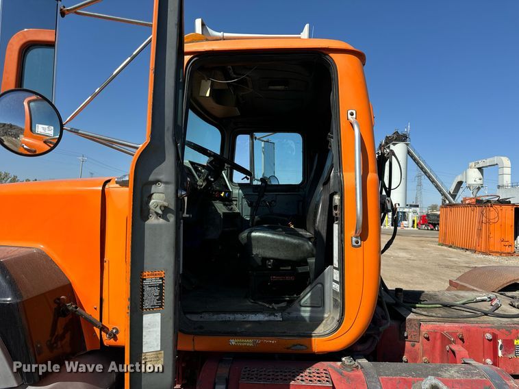 image for item DT2039 2003 Mack  RD688S semi truck