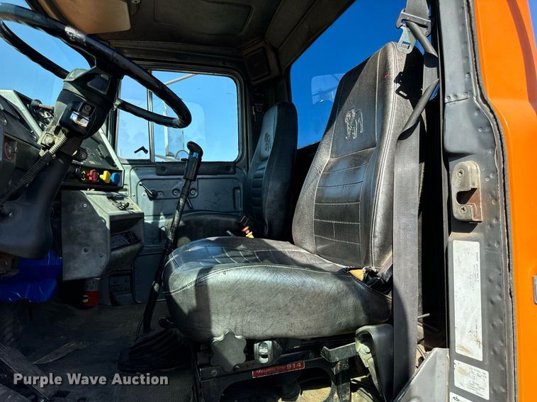 image for item DT2039 2003 Mack  RD688S semi truck