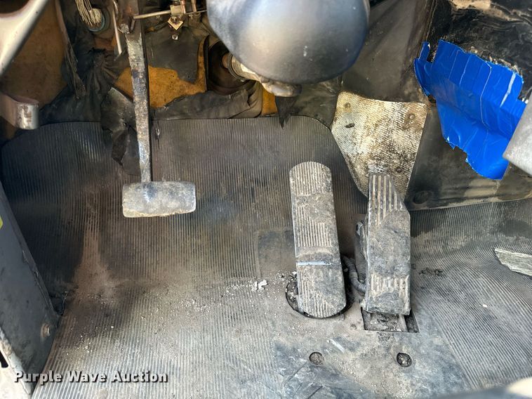 image for item DT2039 2003 Mack  RD688S semi truck