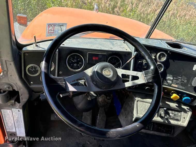 image for item DT2039 2003 Mack  RD688S semi truck