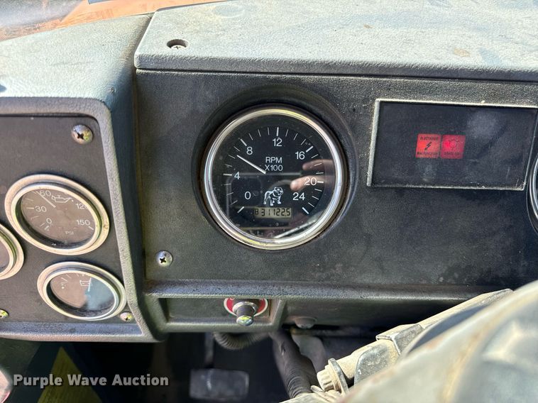 image for item DT2039 2003 Mack  RD688S semi truck