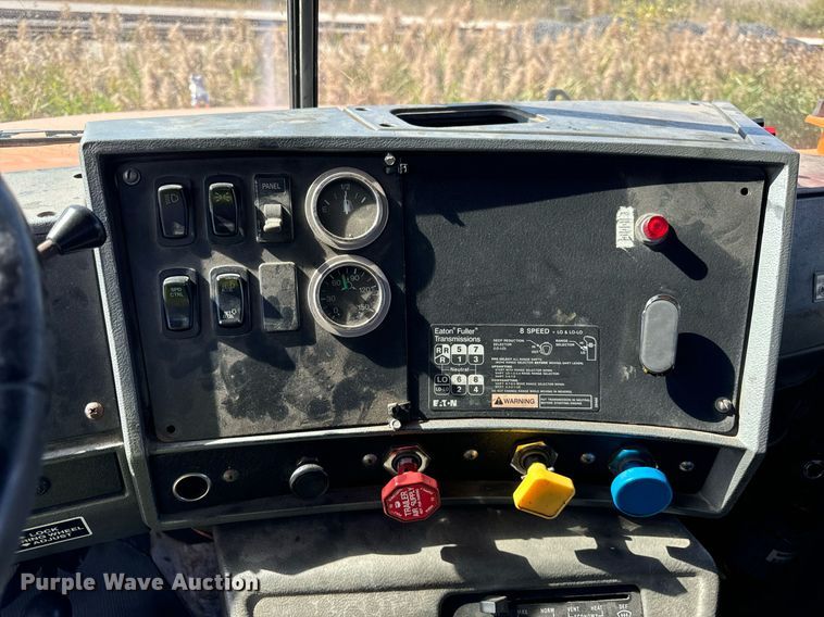 image for item DT2039 2003 Mack  RD688S semi truck