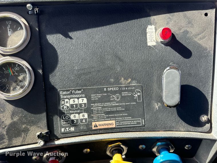 image for item DT2039 2003 Mack  RD688S semi truck