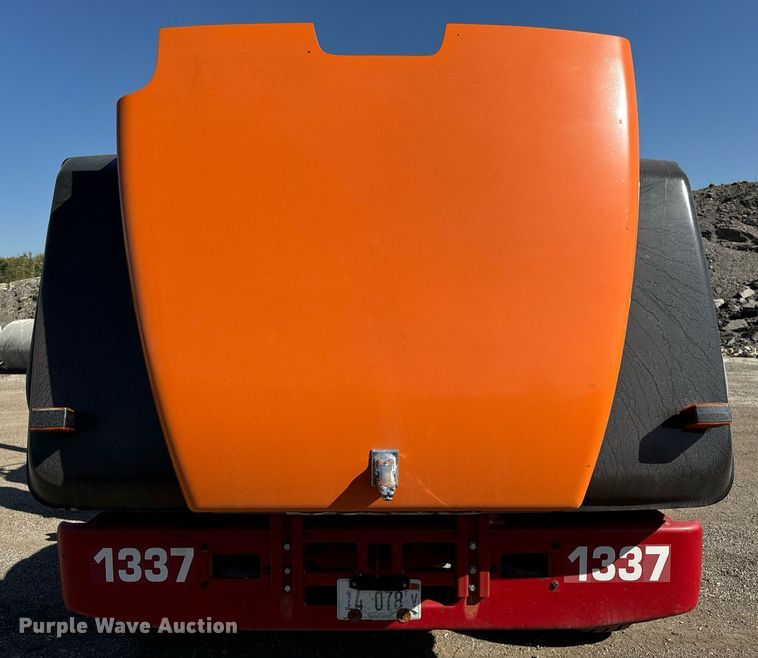 image for item DT2039 2003 Mack  RD688S semi truck