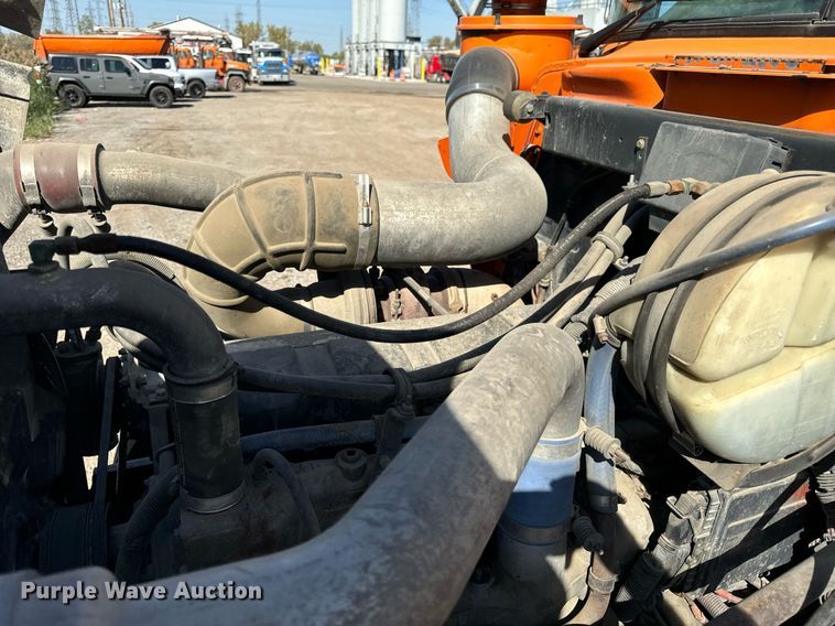 image for item DT2039 2003 Mack  RD688S semi truck