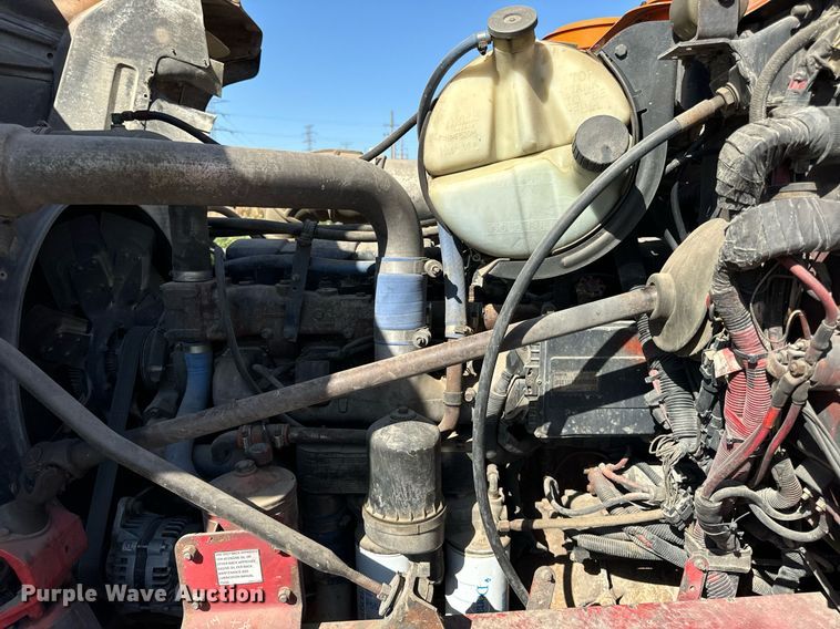 image for item DT2039 2003 Mack  RD688S semi truck