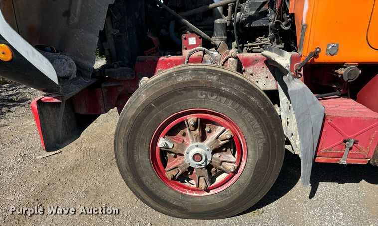 image for item DT2039 2003 Mack  RD688S semi truck