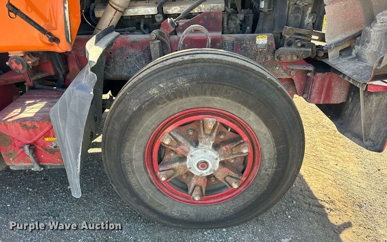 image for item DT2039 2003 Mack  RD688S semi truck