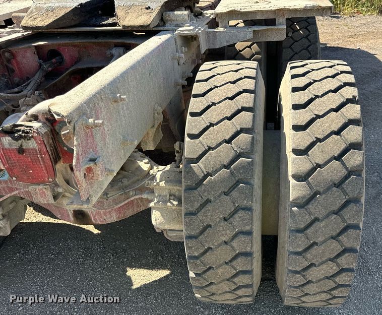 image for item DT2039 2003 Mack  RD688S semi truck