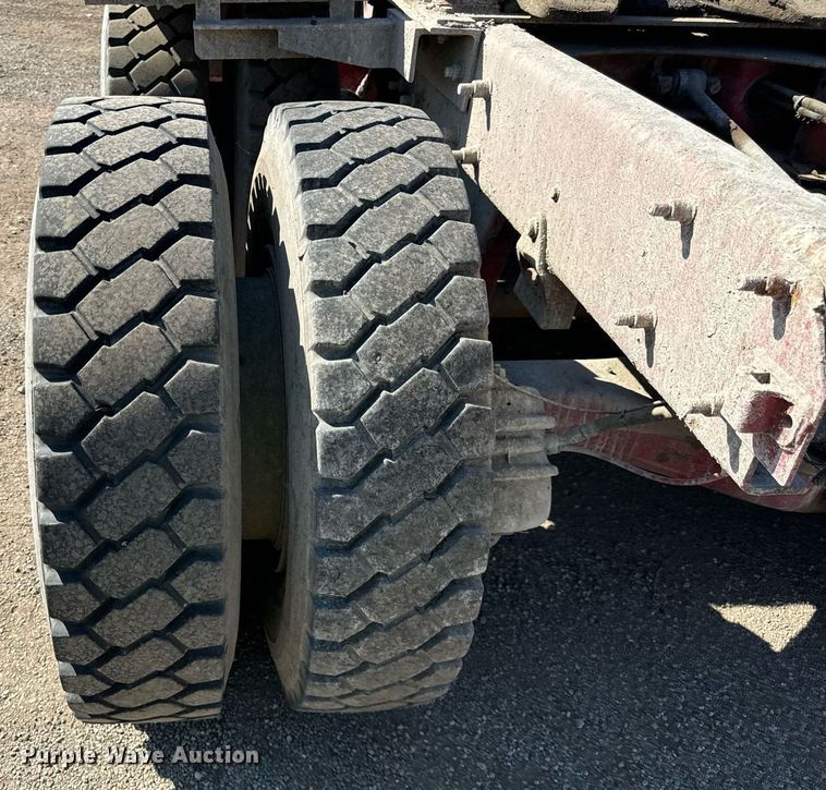 image for item DT2039 2003 Mack  RD688S semi truck