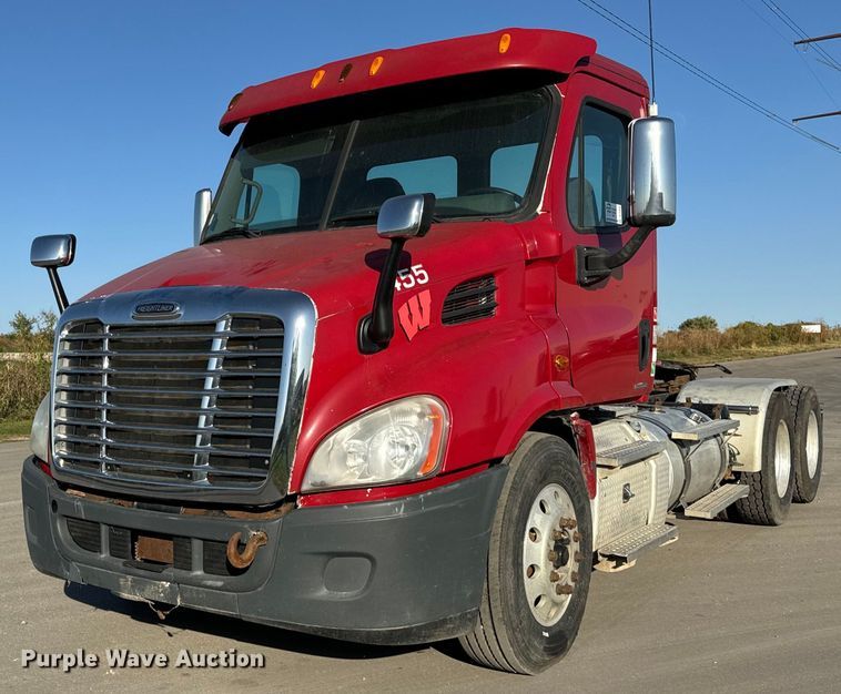image for item DT2045 2012 Freightliner  Cascadia  semi truck