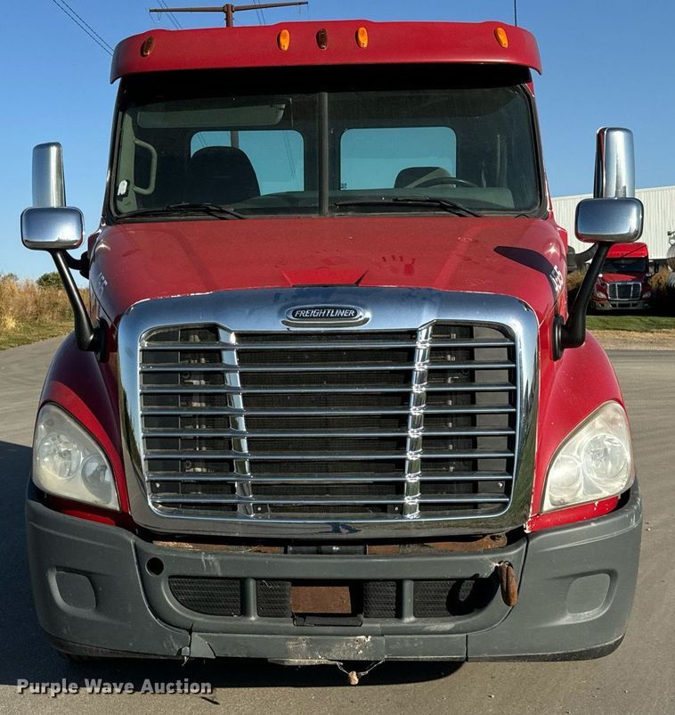 image for item DT2045 2012 Freightliner  Cascadia  semi truck