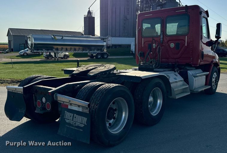 image for item DT2045 2012 Freightliner  Cascadia  semi truck